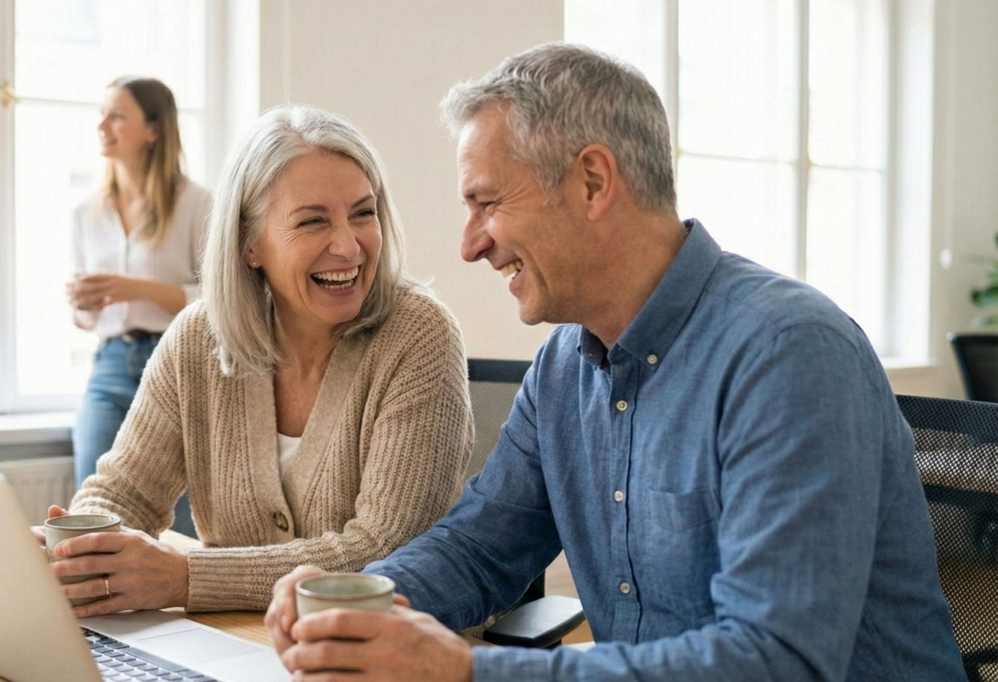 Mosolygó idősebb pár